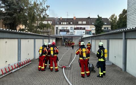 FW Düren: +++ Unklarer Feuerschein entpuppt sich als Brand am Gebäude +++ - Foto: presseportal.de
