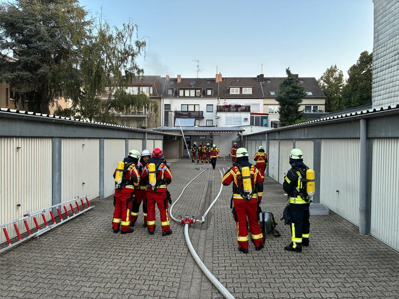 FW Düren: +++ Unklarer Feuerschein entpuppt sich als Brand am Gebäude +++ - Foto: presseportal.de