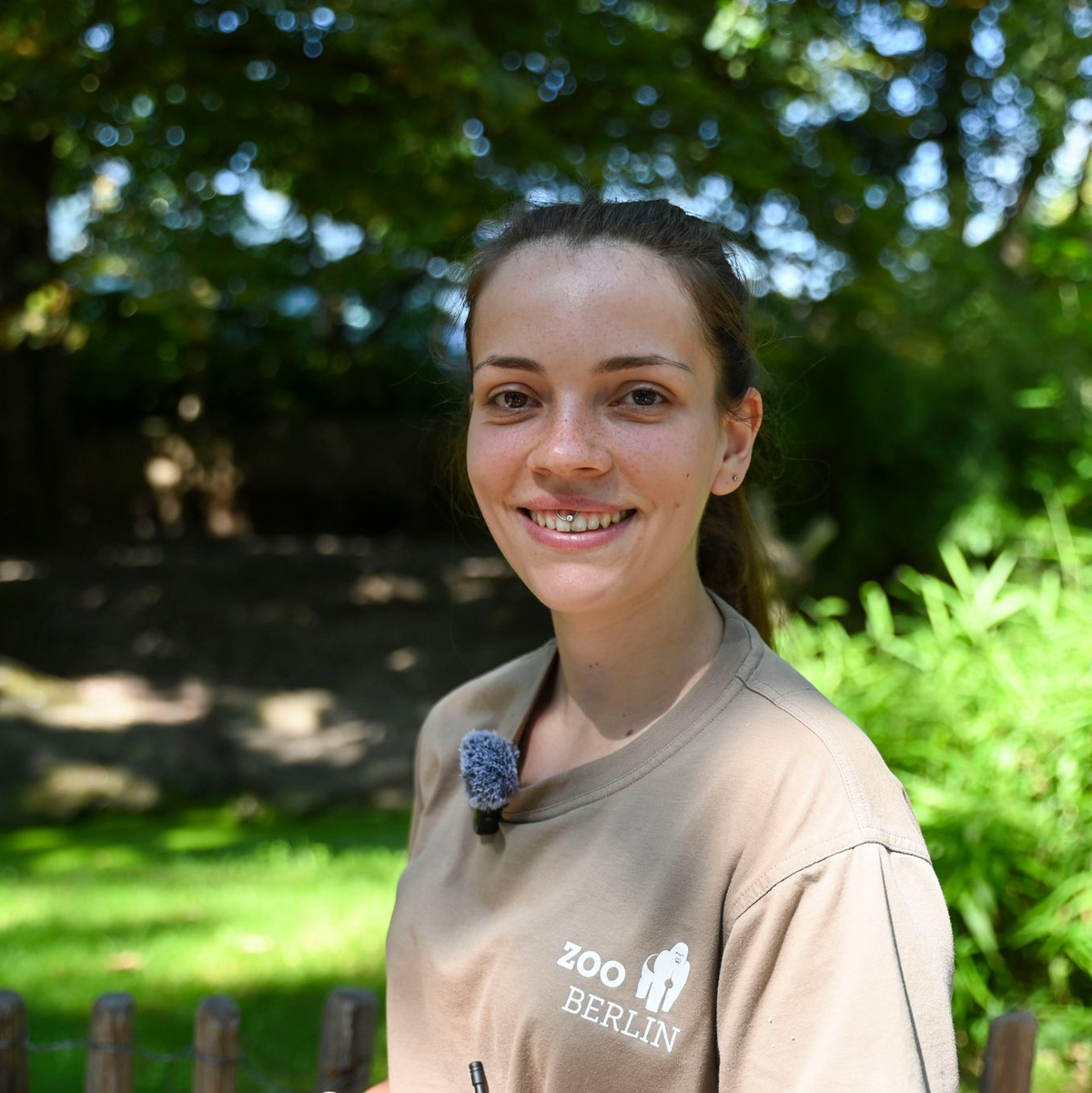 Die Tierpflegerin kümmert sich seit seiner Geburt um das kleine Zwergflusspferd.  - Foto: Katharina Kausche/dpa
