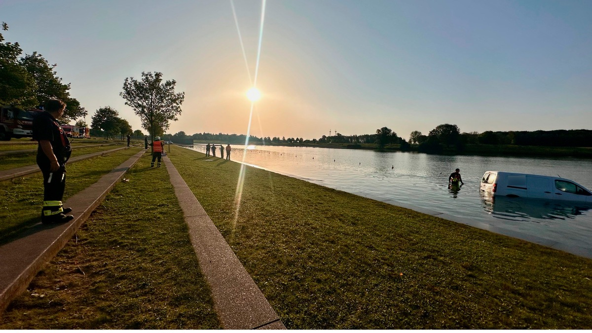 FW-M: Fahrzeug fährt in See (Riem) - Foto: presseportal.de