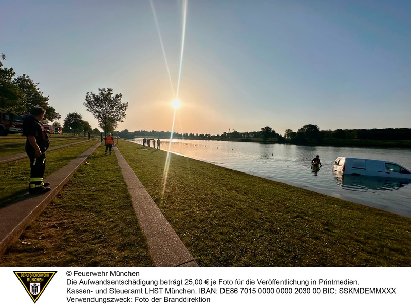 FW-M: Fahrzeug fährt in See (Riem) - Foto: presseportal.de