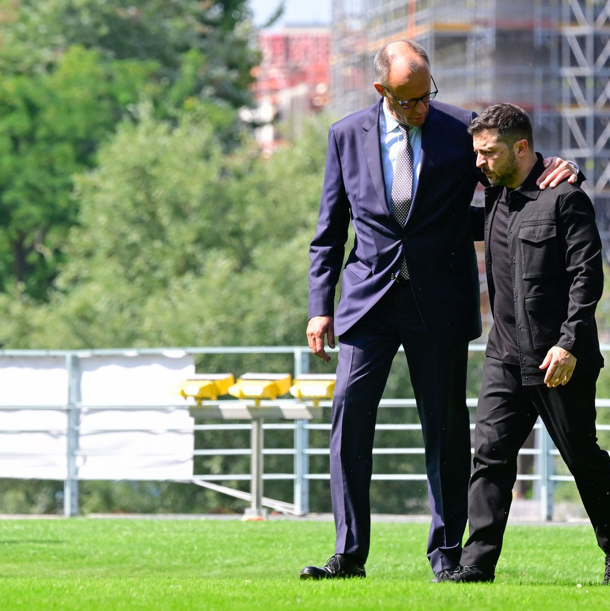 Kanzler Merz empfing den ukrainischen Präsidenten Selenskyj ausgesprochen herzlich.  - Foto: John Macdougall/POOL AFP/dpa