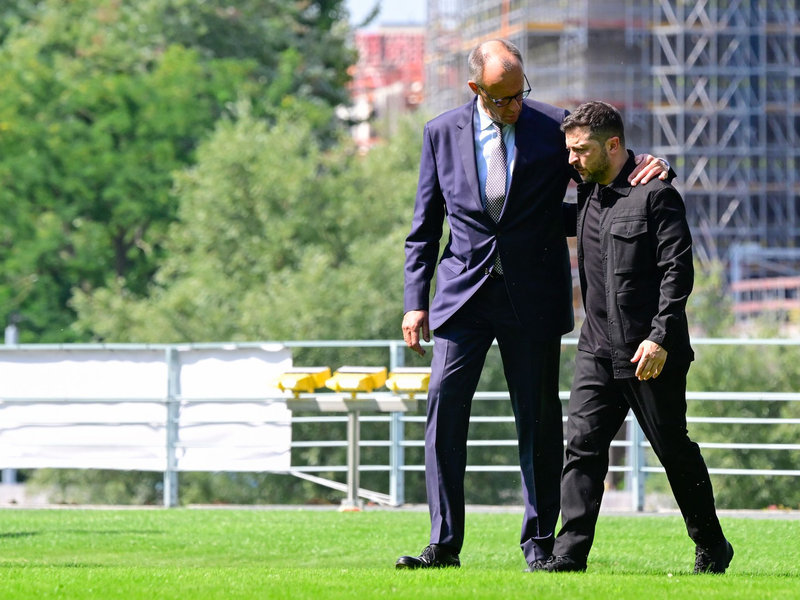 Kanzler Merz empfing den ukrainischen Präsidenten Selenskyj ausgesprochen herzlich.  - Foto: John Macdougall/POOL AFP/dpa