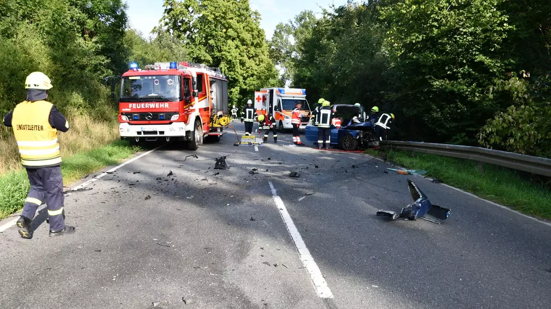 POL-HM: Schwerer Verkehrsunfall auf der Bundesstraße 442 bei Bäntorf - zwei Rettungshubschrauber im Einsatz - Bild: presseportal.de