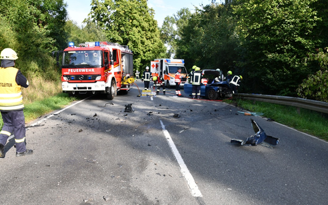 POL-HM: Schwerer Verkehrsunfall auf der Bundesstraße 442 bei Bäntorf - zwei Rettungshubschrauber im Einsatz - Foto: presseportal.de POL-HM: Schwerer Verkehrsunfall auf der Bundesstraße 442 bei Bäntorf - zwei Rettungshubschrauber im Einsatz - Foto: presseportal.de