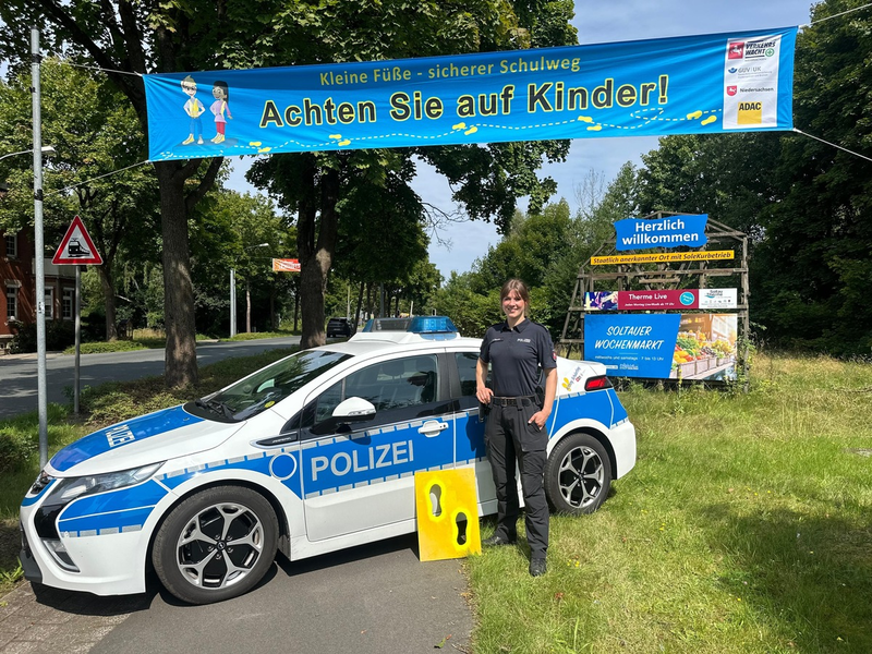 POL-HK: Soltau: Gelbe Füße für einen sicheren Schulweg - Foto: presseportal.de