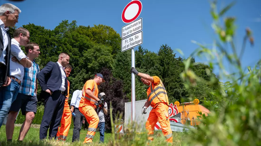 Die Sperrungen gelten von Freitag bis Sonntag und an Feiertagen. - Bild: Leonie Asendorpf/dpa