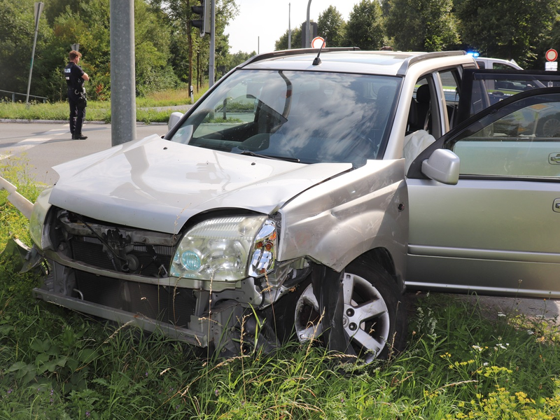 POL-HX: Zwei Leichtverletzte nach Verkehrsunfall im Einmündungsbereich - Foto: presseportal.de