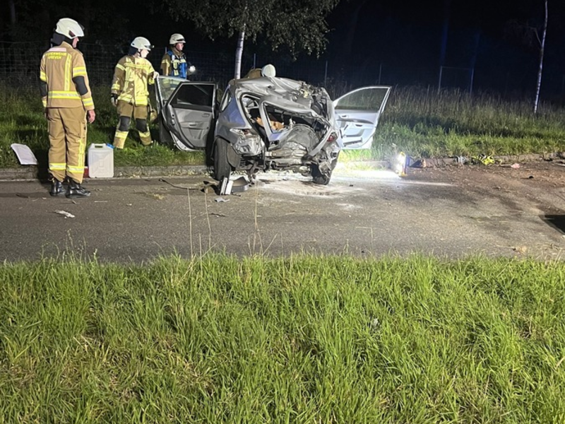 FW-Greven: Verkehrsunfall auf Bundesautobahn mit zwei schwer verletzten Personen. - Foto: presseportal.de