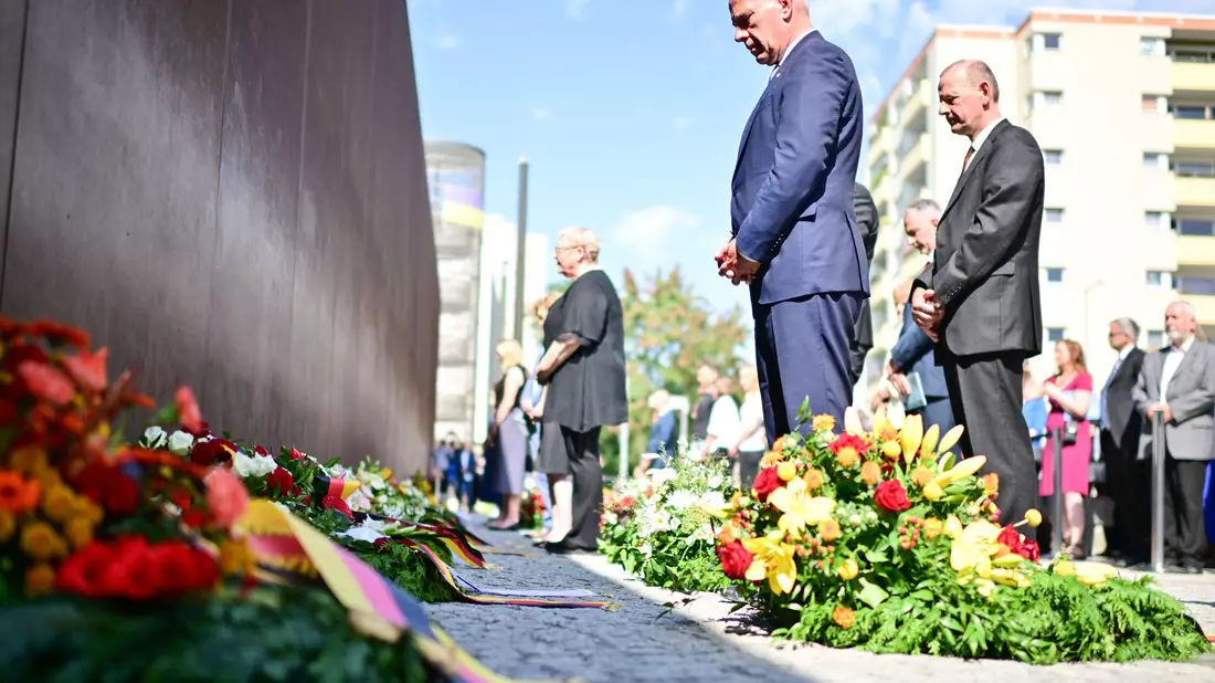 Am 13. August 1961 begann der Bau der Berliner Mauer. Der Regierende Bürgermeister Wegner legte einen Kranz zur Erinnerung nieder. - Bild: Sebastian Christoph Gollnow/dpa
