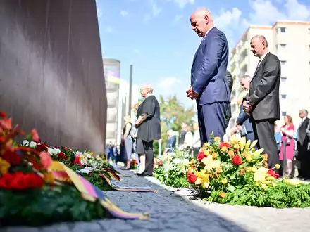 Am 13. August 1961 begann der Bau der Berliner Mauer. Der Regierende Bürgermeister Wegner legte einen Kranz zur Erinnerung nieder. - Foto: Sebastian Christoph Gollnow/dpa