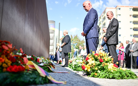 Am 13. August 1961 begann der Bau der Berliner Mauer. Der Regierende Bürgermeister Wegner legte einen Kranz zur Erinnerung nieder. - Foto: Sebastian Christoph Gollnow/dpa