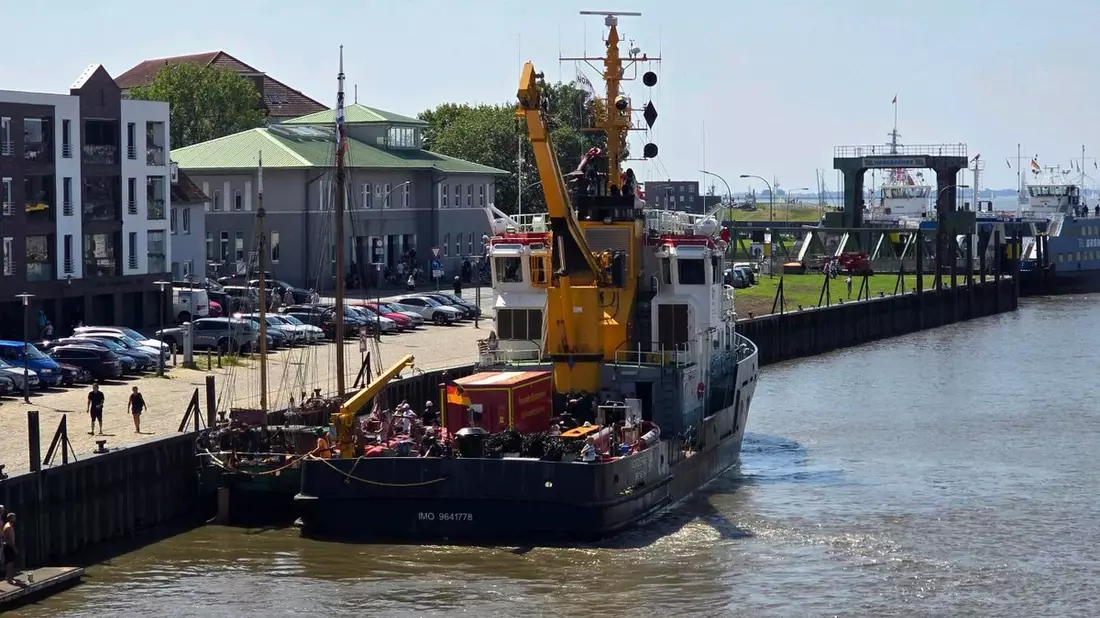 FW Bremerhaven: Schiffsbrand während der Einlaufparade gelöscht - Bild: presseportal.de