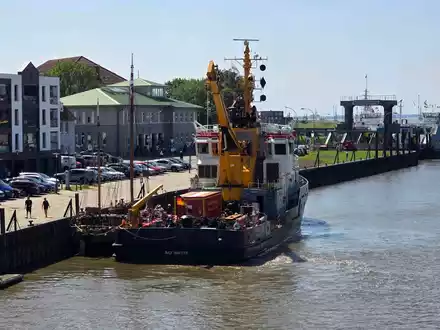FW Bremerhaven: Schiffsbrand während der Einlaufparade gelöscht - Foto: presseportal.de