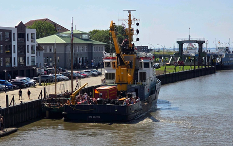 FW Bremerhaven: Schiffsbrand während der Einlaufparade gelöscht - Foto: presseportal.de