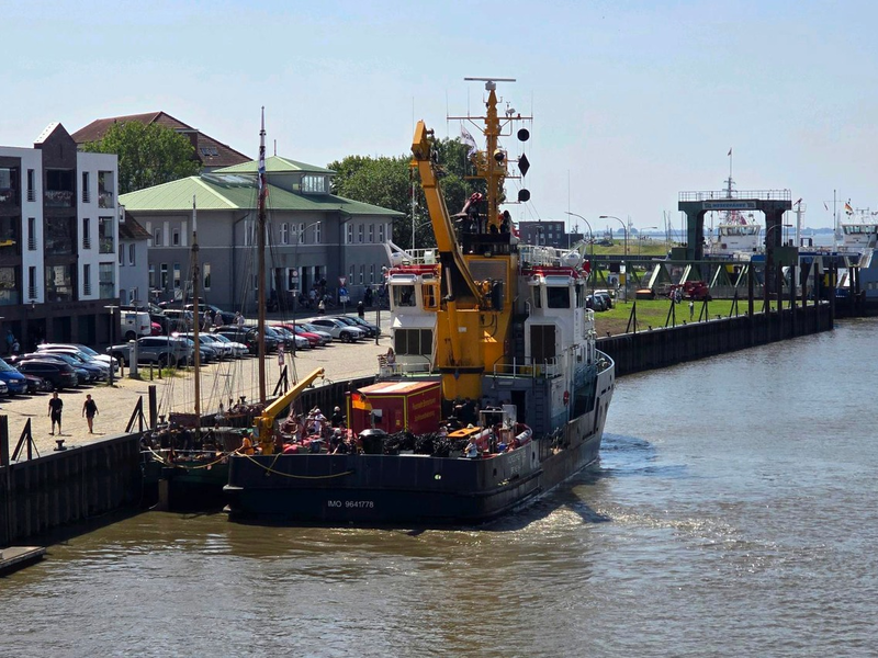 FW Bremerhaven: Schiffsbrand während der Einlaufparade gelöscht - Foto: presseportal.de