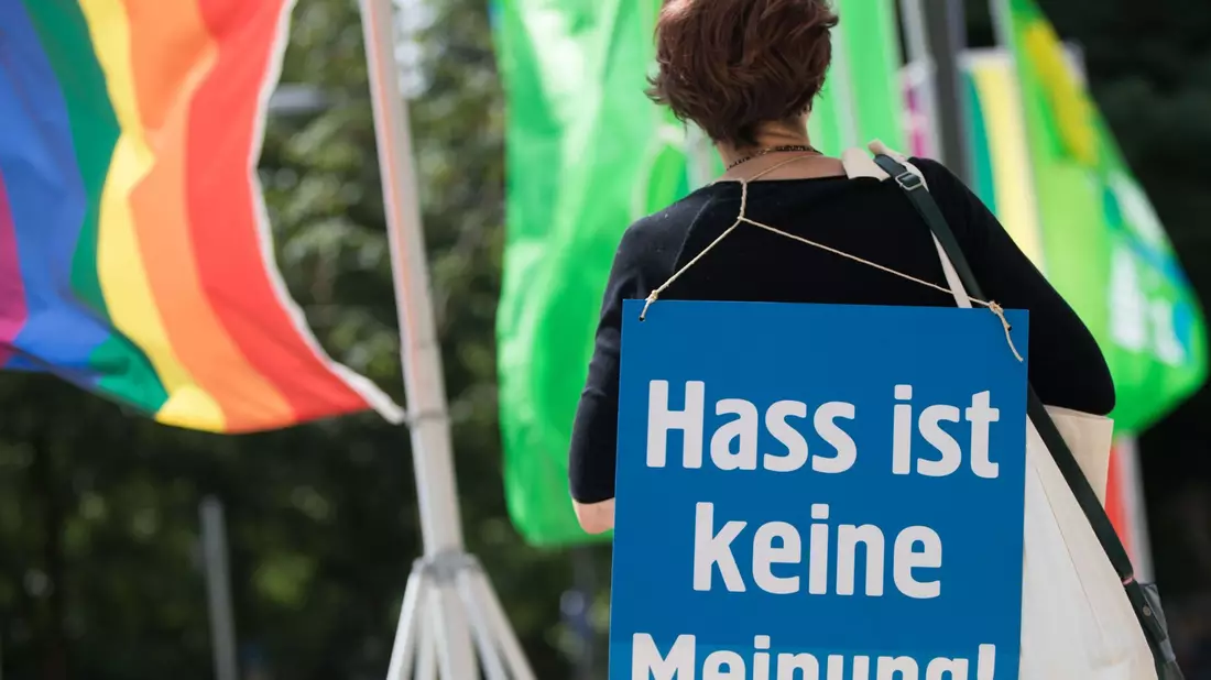 «Es findet hier in Deutschland keine Zensur statt», betonte der stellvertretende Regierungssprecher Steffen Meyer in Berlin. (Symbolbild) - Bild: Frank Rumpenhorst/dpa