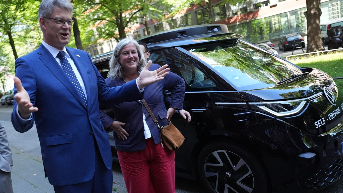 Schnieder und Alexander unterzeichnen Absichtserklärung zur Schaffung einer direkten Schienenverbindung zwischen Deutschland und Großbritannien.  - Foto: Marcus Brandt/dpa