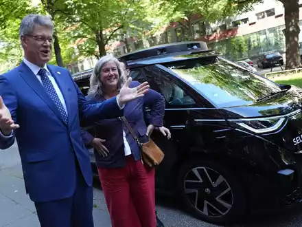 Schnieder und Alexander unterzeichnen Absichtserklärung zur Schaffung einer direkten Schienenverbindung zwischen Deutschland und Großbritannien.  - Foto: Marcus Brandt/dpa