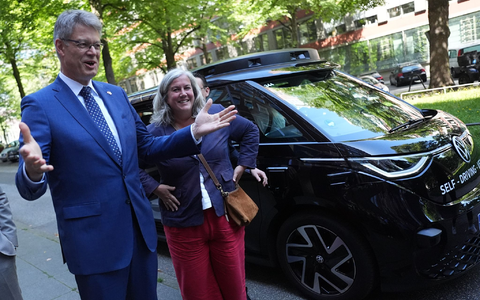 Schnieder und Alexander unterzeichnen Absichtserklärung zur Schaffung einer direkten Schienenverbindung zwischen Deutschland und Großbritannien.  - Foto: Marcus Brandt/dpa