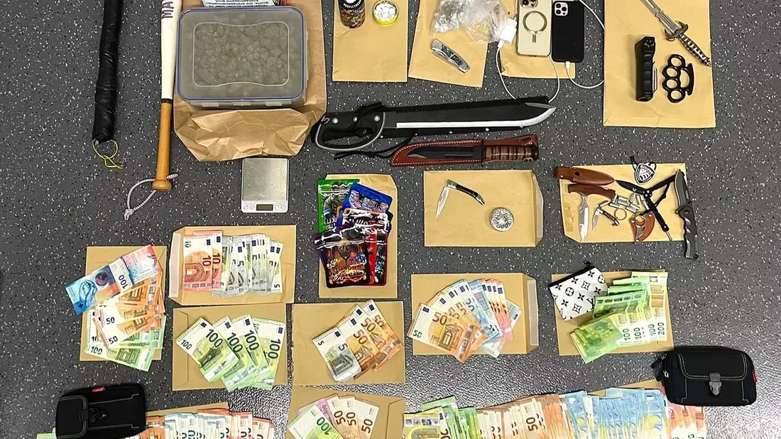 POL-K: 250813-4-K Drogen am Steuer: Brennpunktteam Kalk greift ein - Ermittlungen führen noch am selben Tag zur Festnahme des mutmaßlichen Dealers - Waffen sichergestellt, Festnahme - Bild: presseportal.de