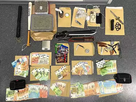 POL-K: 250813-4-K Drogen am Steuer: Brennpunktteam Kalk greift ein - Ermittlungen führen noch am selben Tag zur Festnahme des mutmaßlichen Dealers - Waffen sichergestellt, Festnahme - Foto: presseportal.de