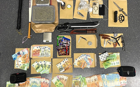 POL-K: 250813-4-K Drogen am Steuer: Brennpunktteam Kalk greift ein - Ermittlungen führen noch am selben Tag zur Festnahme des mutmaßlichen Dealers - Waffen sichergestellt, Festnahme - Foto: presseportal.de