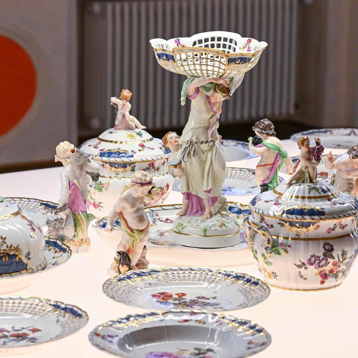 Tausende wertvolle Stücke aus dem ehemaligen Besitz der Hohenzollern sind nun an eine Stiftung übergegangen. (Archivbild) - Foto: Jens Kalaene/dpa