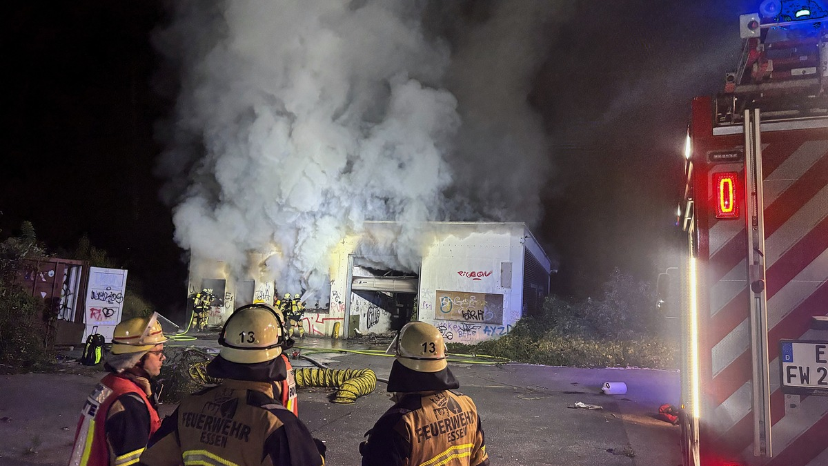 FW-E: Zweiter großer Brand innerhalb weniger Stunden - Müll in Lagerhalle in Flammen - Foto: presseportal.de