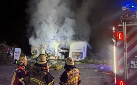 FW-E: Zweiter großer Brand innerhalb weniger Stunden - Müll in Lagerhalle in Flammen - Foto: presseportal.de
