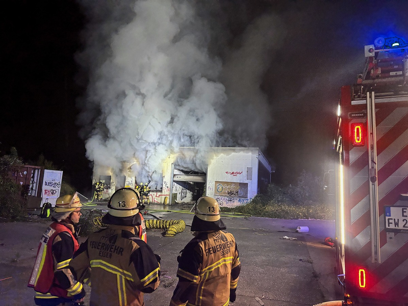 FW-E: Zweiter großer Brand innerhalb weniger Stunden - Müll in Lagerhalle in Flammen - Foto: presseportal.de