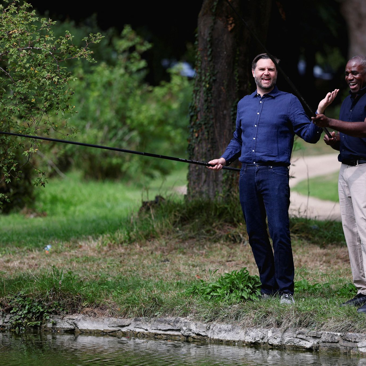 Der britische Außenminister hatte keinen gültigen Angelschein, als er mit JD Vance für Fotos posierte. (Archivfoto) - Foto: Suzanne Plunkett/Reuters Pool/AP/dpa