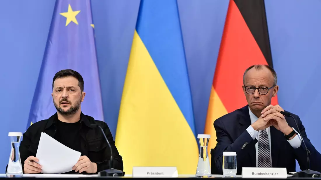 Der ukrainische Präsident Wolodymyr Selenskyj nimmt persönlich mit Kanzler Friedrich Merz an den Schalten zum Alaska-Gipfel von US-Präsident Donald Trump mit Kremlchef Wladimir Putin teil.  - Bild: John Macdougall/AFP Pool/dpa