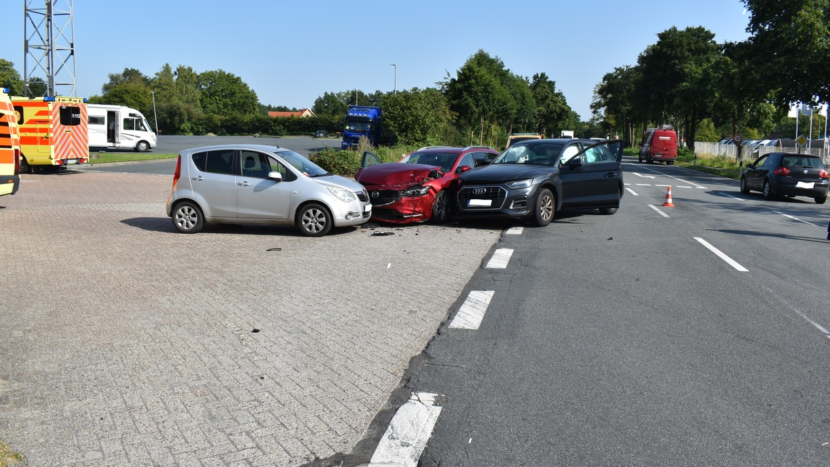 POL-OL: +++Unfall mit drei beteiligten Fahrzeugen und zwei leichtverletzten Personen+++ - Foto: presseportal.de