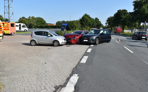 POL-OL: +++Unfall mit drei beteiligten Fahrzeugen und zwei leichtverletzten Personen+++ - Foto: presseportal.de