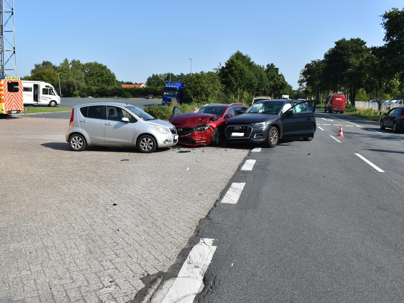 POL-OL: +++Unfall mit drei beteiligten Fahrzeugen und zwei leichtverletzten Personen+++ - Foto: presseportal.de