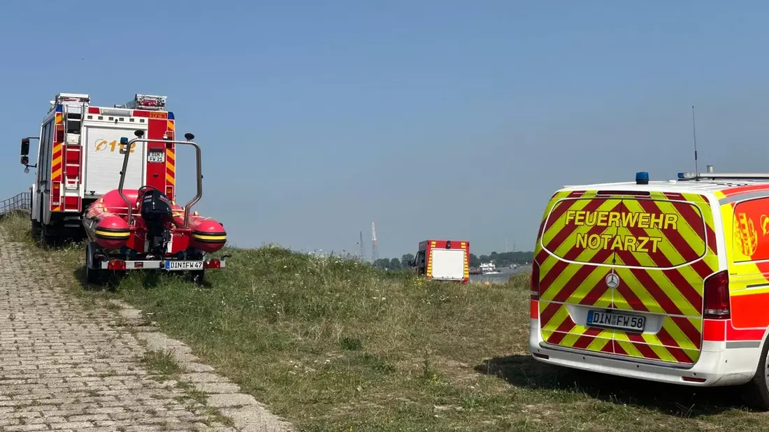 FW Dinslaken: Ein Dachstuhlbrand mit Menschenleben in Gefahr, ein Zimmerbrand mit Menschenleben in Gefahr, eine Person im Rhein und weitere Einsätze wurden heute bisher durch die FW Dinslaken bearbeitet. - Bild: presseportal.de