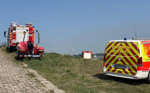 FW Dinslaken: Ein Dachstuhlbrand mit Menschenleben in Gefahr, ein Zimmerbrand mit Menschenleben in Gefahr, eine Person im Rhein und weitere Einsätze wurden heute bisher durch die FW Dinslaken bearbeitet. - Foto: presseportal.de