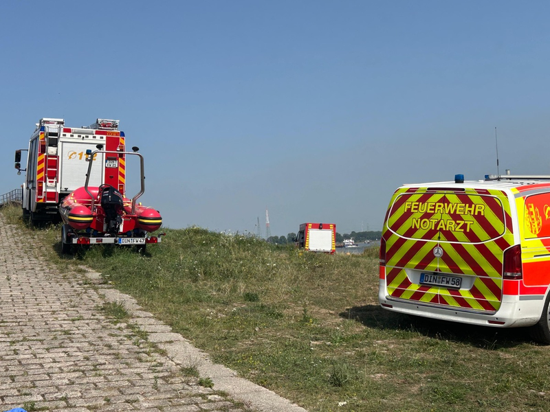 FW Dinslaken: Ein Dachstuhlbrand mit Menschenleben in Gefahr, ein Zimmerbrand mit Menschenleben in Gefahr, eine Person im Rhein und weitere Einsätze wurden heute bisher durch die FW Dinslaken bearbeitet. - Foto: presseportal.de