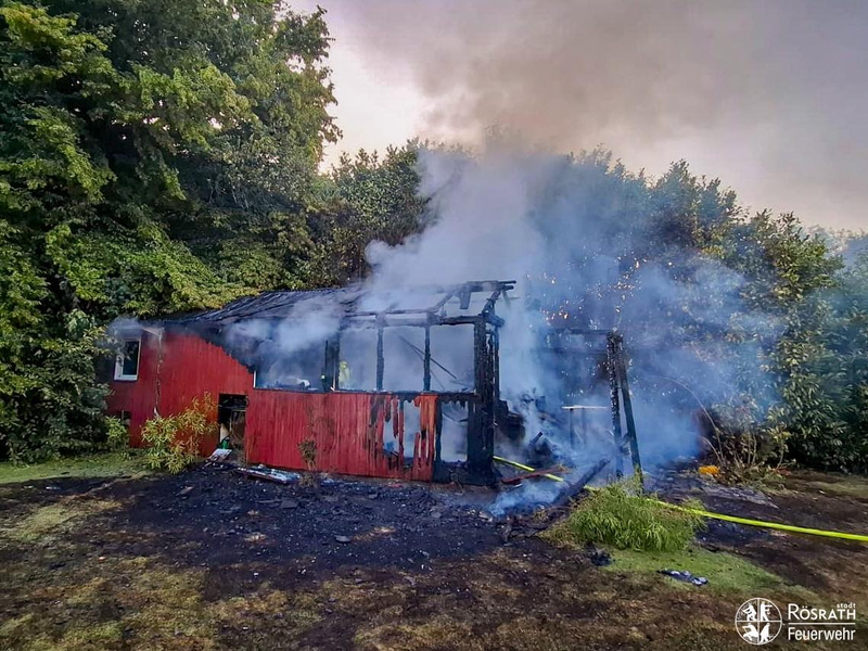 FW Rösrath: Brennendes Gartenhaus und ausgelöster Kohlenstoffmonoxidmelder am Dienstagabend - Foto: presseportal.de
