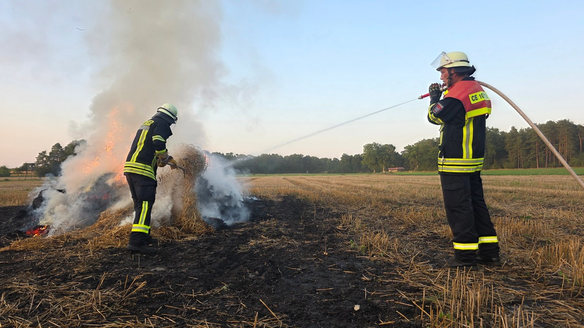 FW Celle: Strohballen brennen auf Stoppelfeld - Foto: presseportal.de