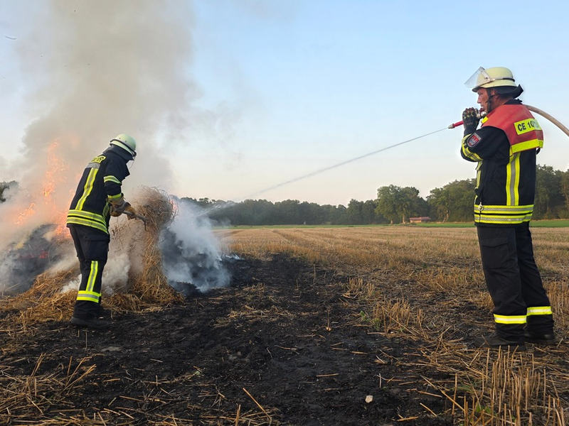 FW Celle: Strohballen brennen auf Stoppelfeld - Foto: presseportal.de