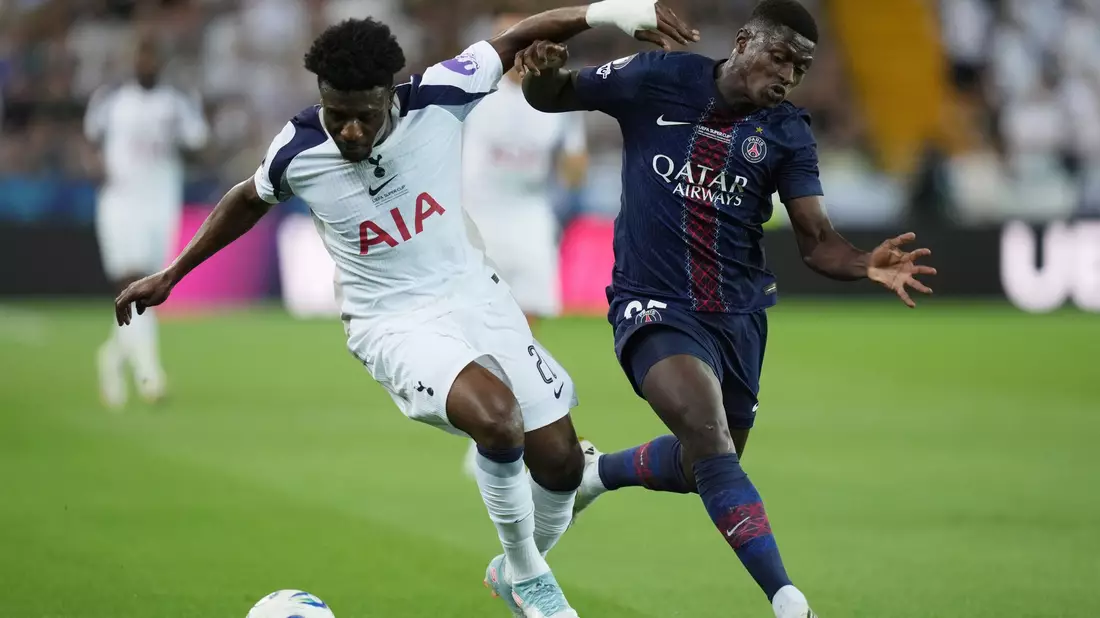 Tottenhams Mohammed Kudus (l) kämpft mit dem Pariser Nuno Mendes um den Ball. - Bild: Massimo Paolone/LaPresse via ZUMA Press/dpa