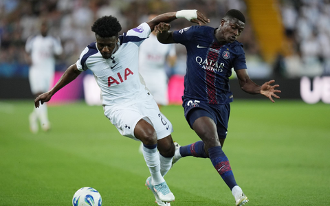 Tottenhams Mohammed Kudus (l) kämpft mit dem Pariser Nuno Mendes um den Ball. - Foto: Massimo Paolone/LaPresse via ZUMA Press/dpa Tottenhams Mohammed Kudus (l) kämpft mit dem Pariser Nuno Mendes um den Ball. - Foto: Massimo Paolone/LaPresse via ZUMA Press/dpa