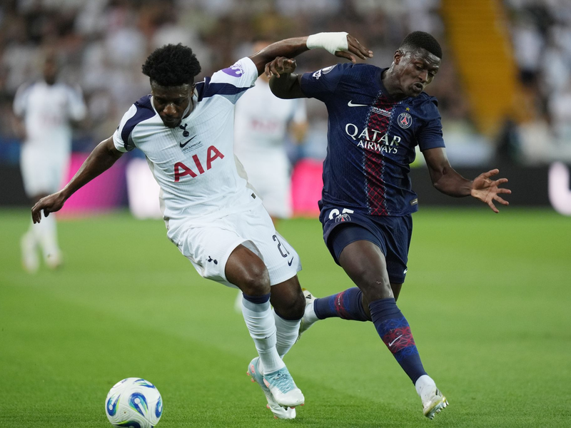Tottenhams Mohammed Kudus (l) kämpft mit dem Pariser Nuno Mendes um den Ball. - Foto: Massimo Paolone/LaPresse via ZUMA Press/dpa