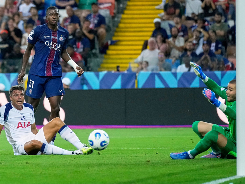  PSG-Trainer Luis Enrique. - Foto: Darko Bandic/AP/dpa