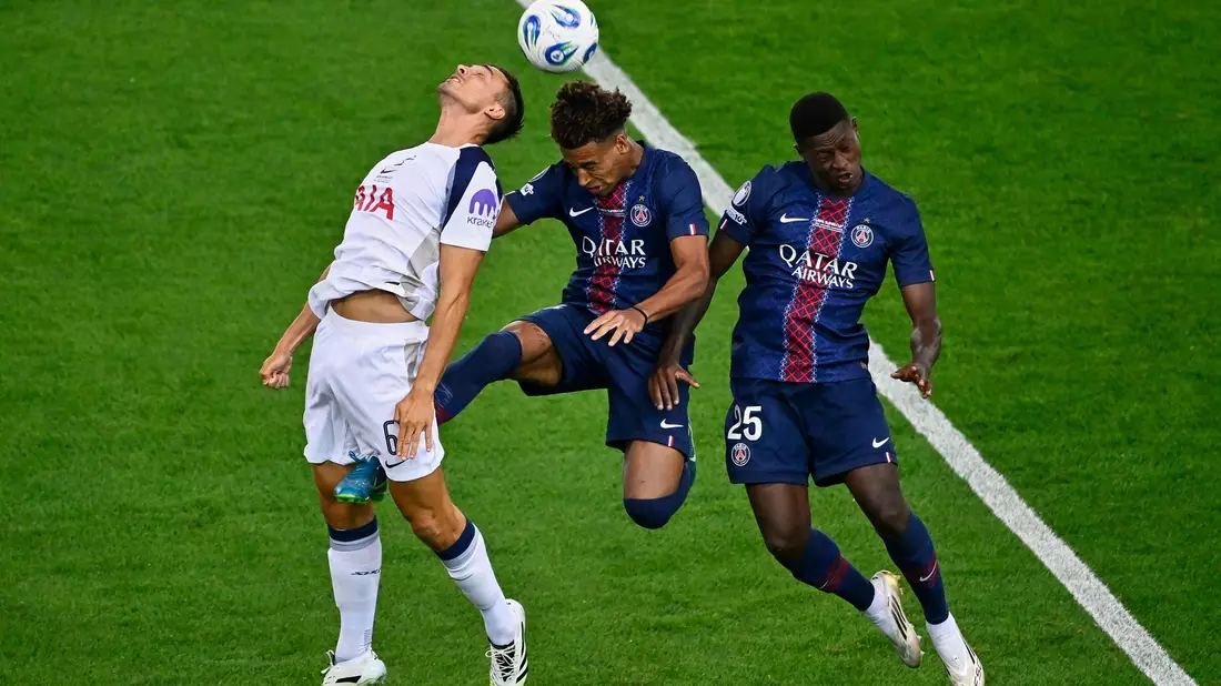 Die beiden PSG-Spieler Desire Doué (M) und Nuno Mendes bedrängen Tottenhams Joao Palhinha (l). Palhinha kam in diesem Sommer vom FC Bayern München. - Bild: Denes Erdos/AP/dpa
