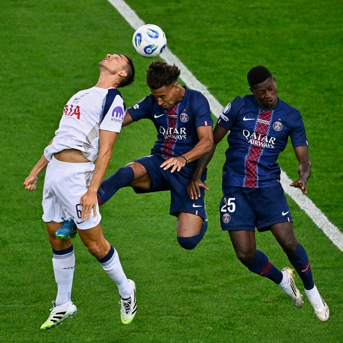 Die beiden PSG-Spieler Desire Doué (M) und Nuno Mendes bedrängen Tottenhams Joao Palhinha (l). Palhinha kam in diesem Sommer vom FC Bayern München. - Foto: Denes Erdos/AP/dpa