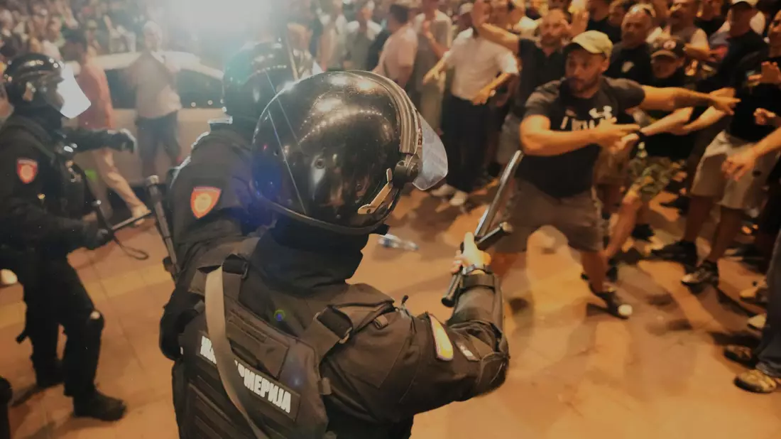 Laut Staatschef Vucic wurden Dutzende Zivilisten und auch mehrere Militärpolizisten verletzt. (Archivbild) - Bild: Darko Vojinovic/AP/dpa