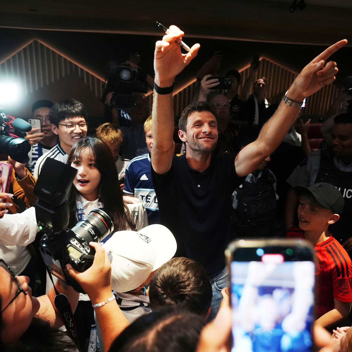 Vom Musqueam-Häuptling Wayne Sparrow bekam Müller einen Umhang geschenkt.  - Foto: Darryl Dyck/The Canadian Press/AP/dpa